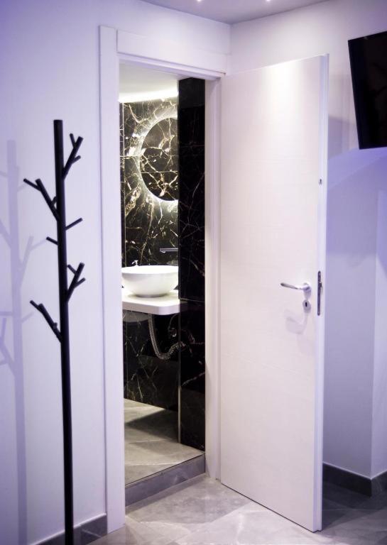 Suite Napoli Sotterranea Con Jacuzzi Bagian luar foto