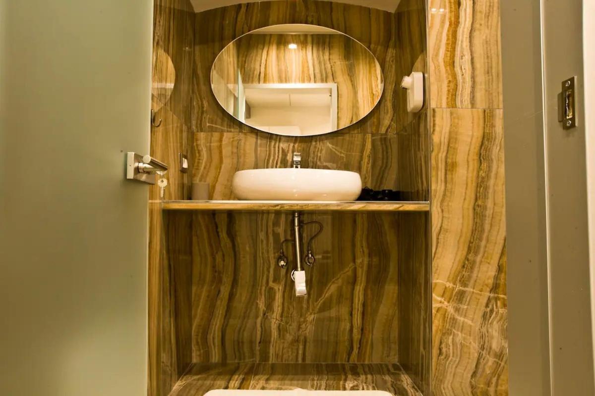 Suite Napoli Sotterranea Con Jacuzzi Bagian luar foto