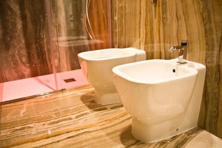 Suite Napoli Sotterranea Con Jacuzzi Bagian luar foto