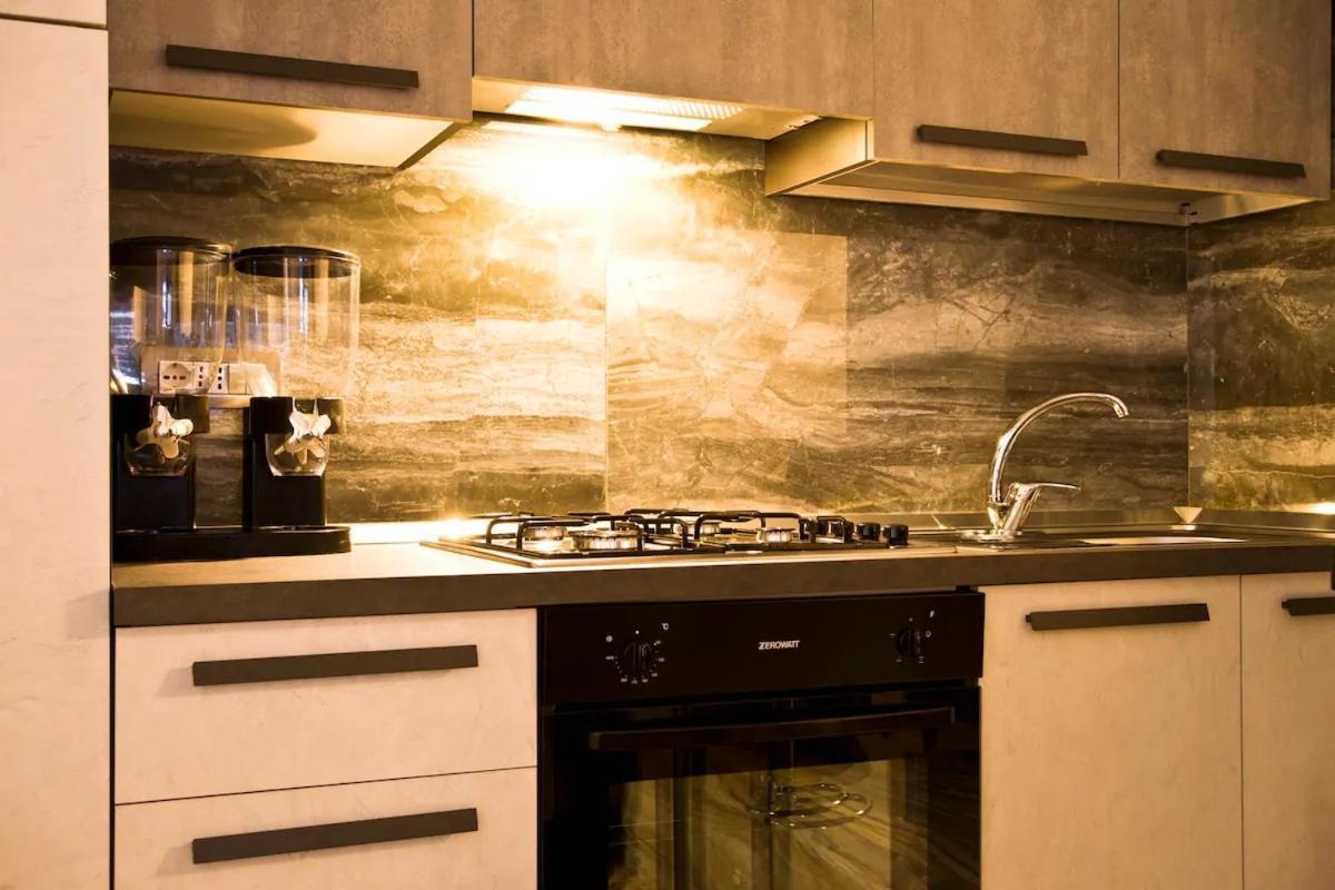 Suite Napoli Sotterranea Con Jacuzzi Bagian luar foto