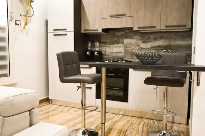 Suite Napoli Sotterranea Con Jacuzzi Bagian luar foto